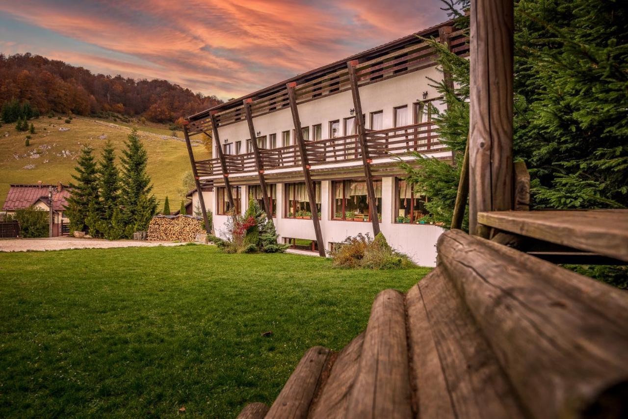 Casa Muntelui Hotel Фундата Екстериор снимка
