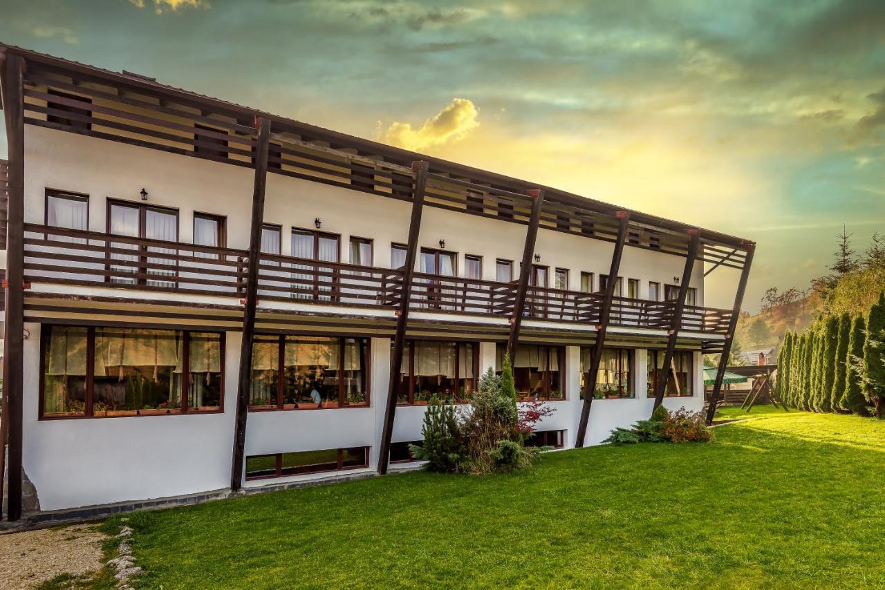 Casa Muntelui Hotel Фундата Екстериор снимка